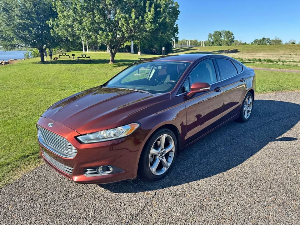 2015 Ford Fusion SE Sedan 4D photo 1