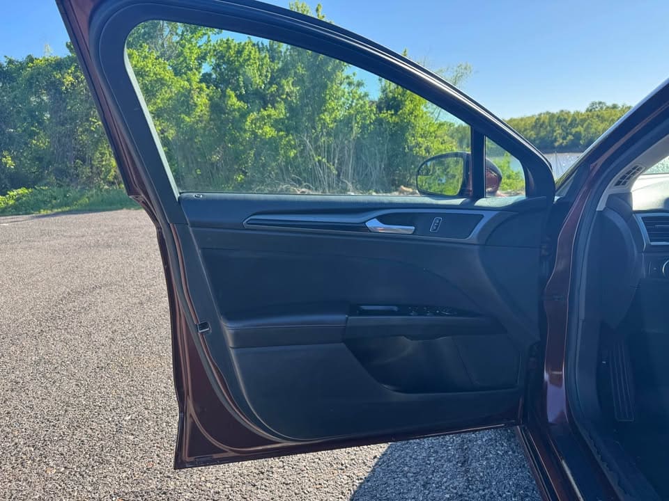 2015 Ford Fusion SE Sedan 4D photo 10