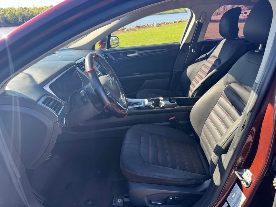 2015 Ford Fusion SE Sedan 4D photo 11