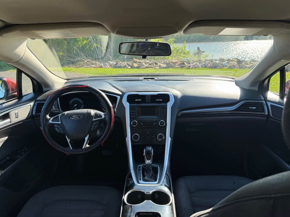 2015 Ford Fusion SE Sedan 4D photo 12