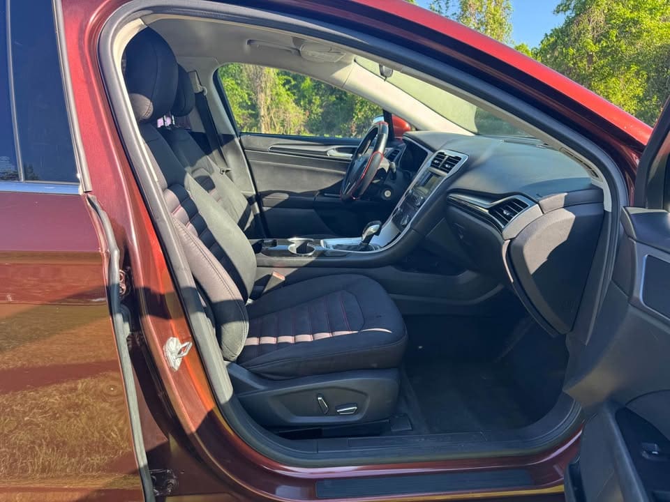 2015 Ford Fusion SE Sedan 4D photo 13