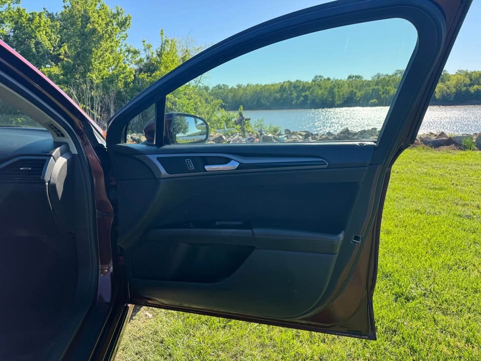 2015 Ford Fusion SE Sedan 4D photo 14