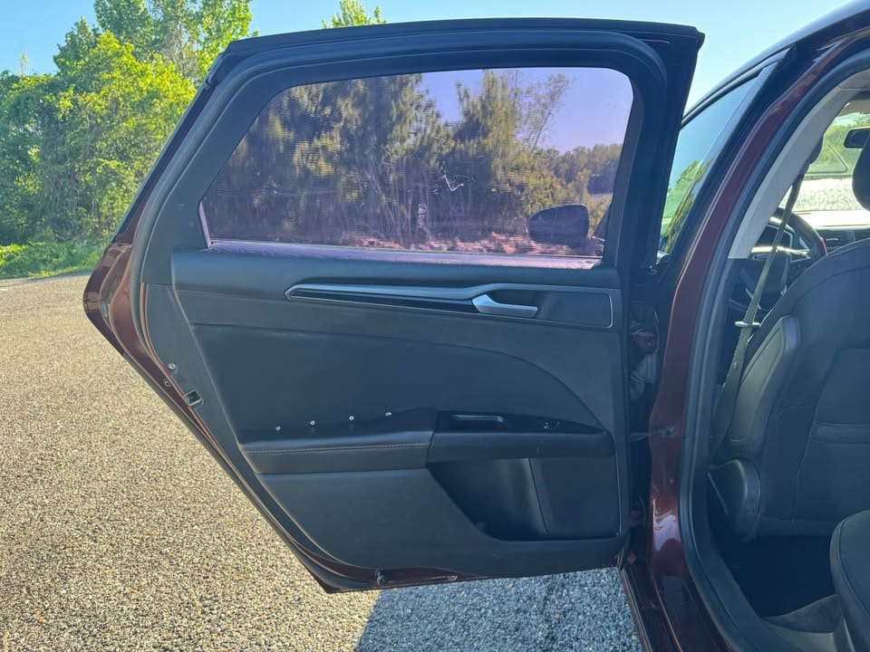 2015 Ford Fusion SE Sedan 4D photo 15