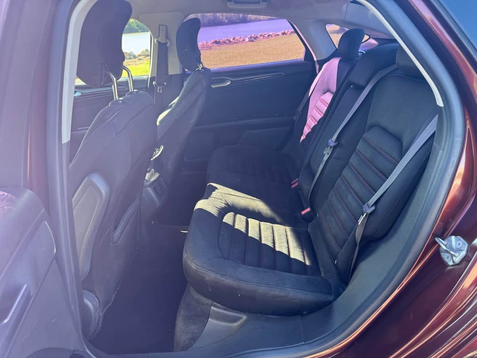 2015 Ford Fusion SE Sedan 4D photo 16