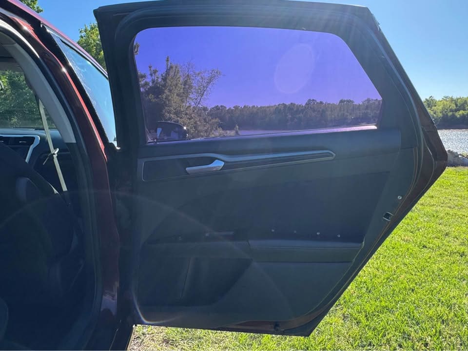 2015 Ford Fusion SE Sedan 4D photo 18