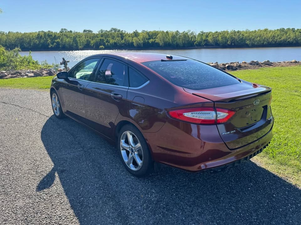 2015 Ford Fusion SE Sedan 4D photo 3