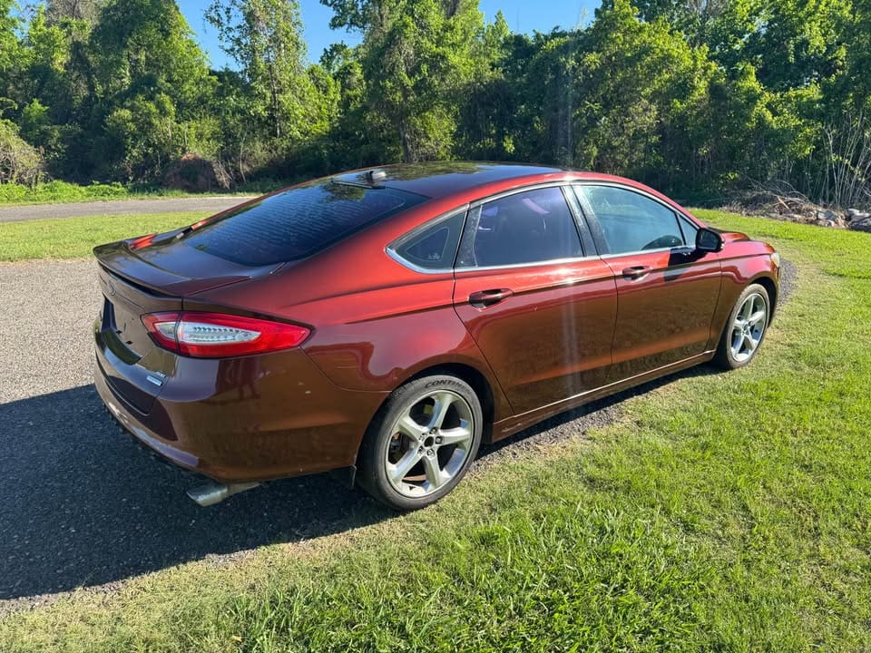 2015 Ford Fusion SE Sedan 4D photo 6