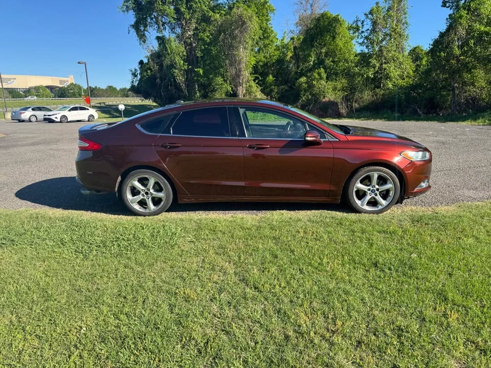 2015 Ford Fusion SE Sedan 4D photo 7