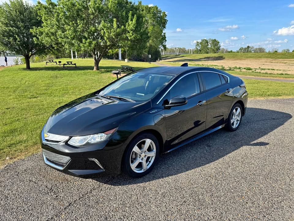 2017 Chevrolet Volt LT Hatchback 4D photo 1