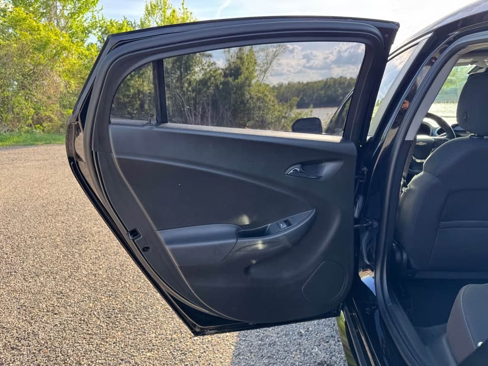 2017 Chevrolet Volt LT Hatchback 4D photo 15