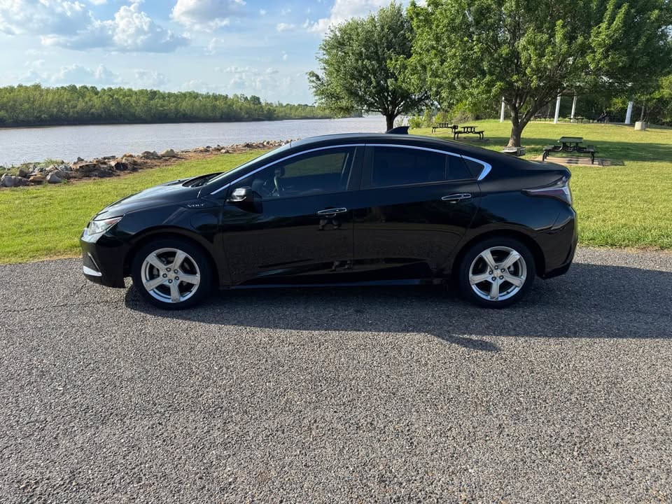 2017 Chevrolet Volt LT Hatchback 4D photo 2