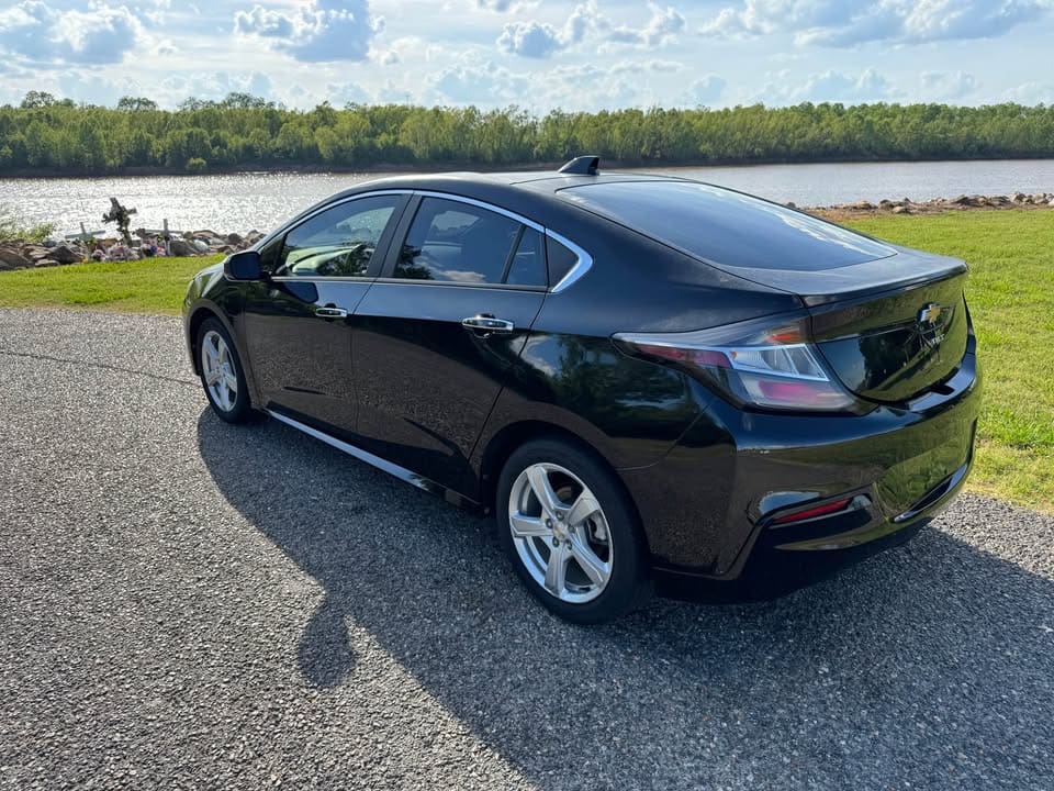 2017 Chevrolet Volt LT Hatchback 4D photo 3